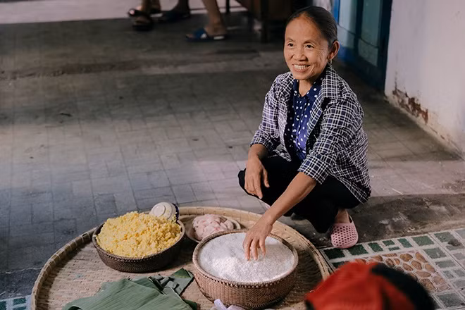 Bà Tân nói vì quanh năm làm nông nên cảm thấy da nhăn và xấu khi so sánh với bạn bè. Trong các video sau đó, làn da của bà Tân trở nên trắng sáng hơn, nhưng gương mặt lại đơ cứng, nói chuyện không được tự nhiên. Ảnh: Tổng hợp