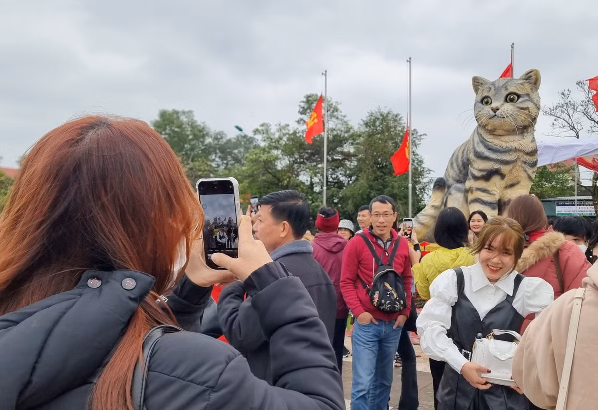 Tượng linh vật mèo nơi đây được thổi hồn thành một linh vật mèo duyên dáng nên khi hình ảnh đầu tiên của bức tượng mèo này "rò rỉ" trên mạng xã hội, nhiều người gắn luôn biệt danh "hoa hậu mèo". Ảnh: Hưng Thơ