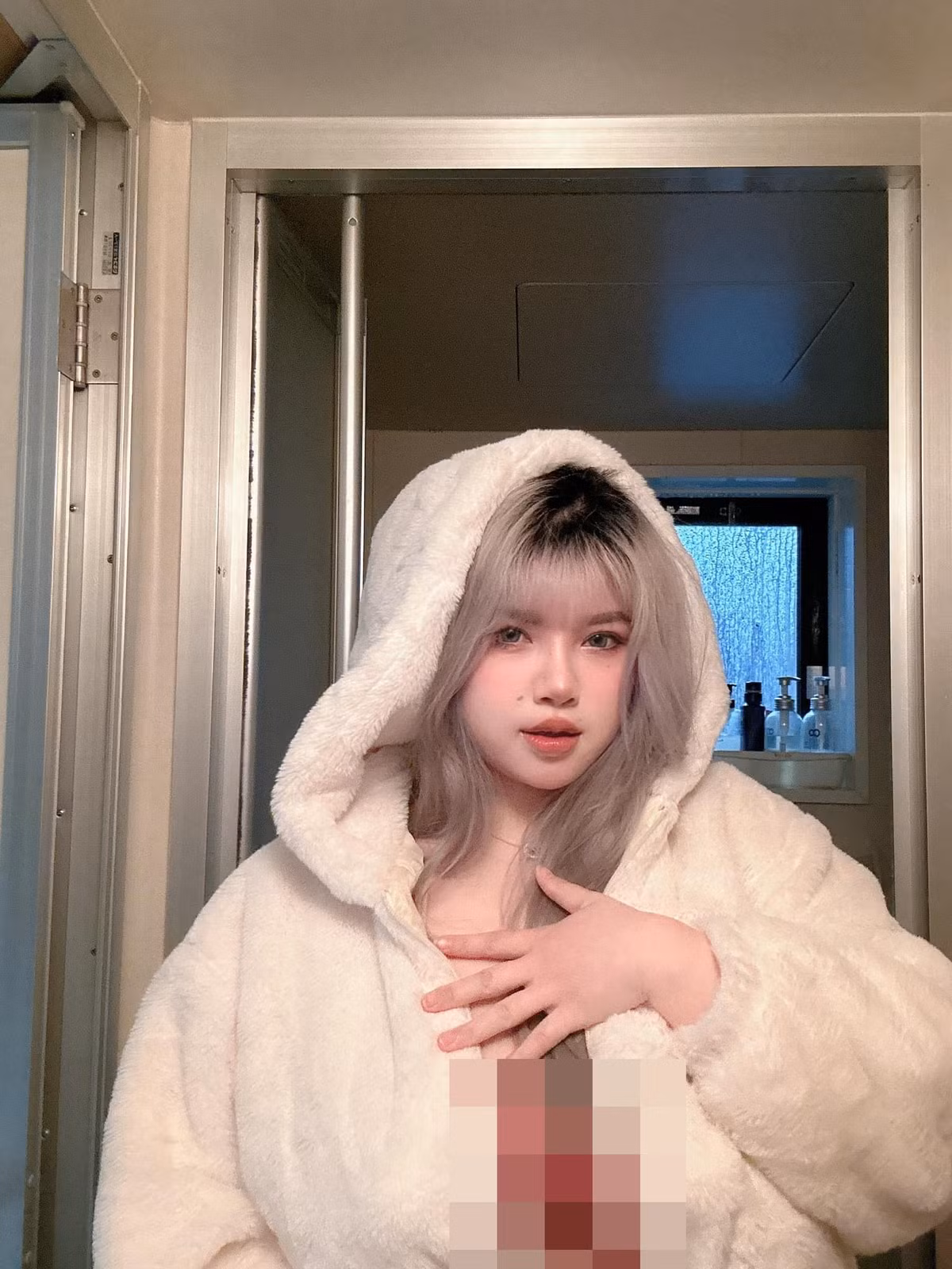 Cách đây chưa lâu, cô còn có hẳn một page riêng chuyên show ảnh hot của bản thân.