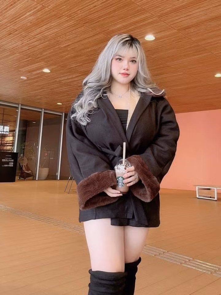Bộ đồ bơi này của gái xinh ngực khủng khoe khéo vòng một siêu khủng, lâu lắm rồi mới thấy Võ Thị Thu Trang gợi cảm đến thế khi tự tin diện trang phục ôm sát hình thể đẫy đà của mình.