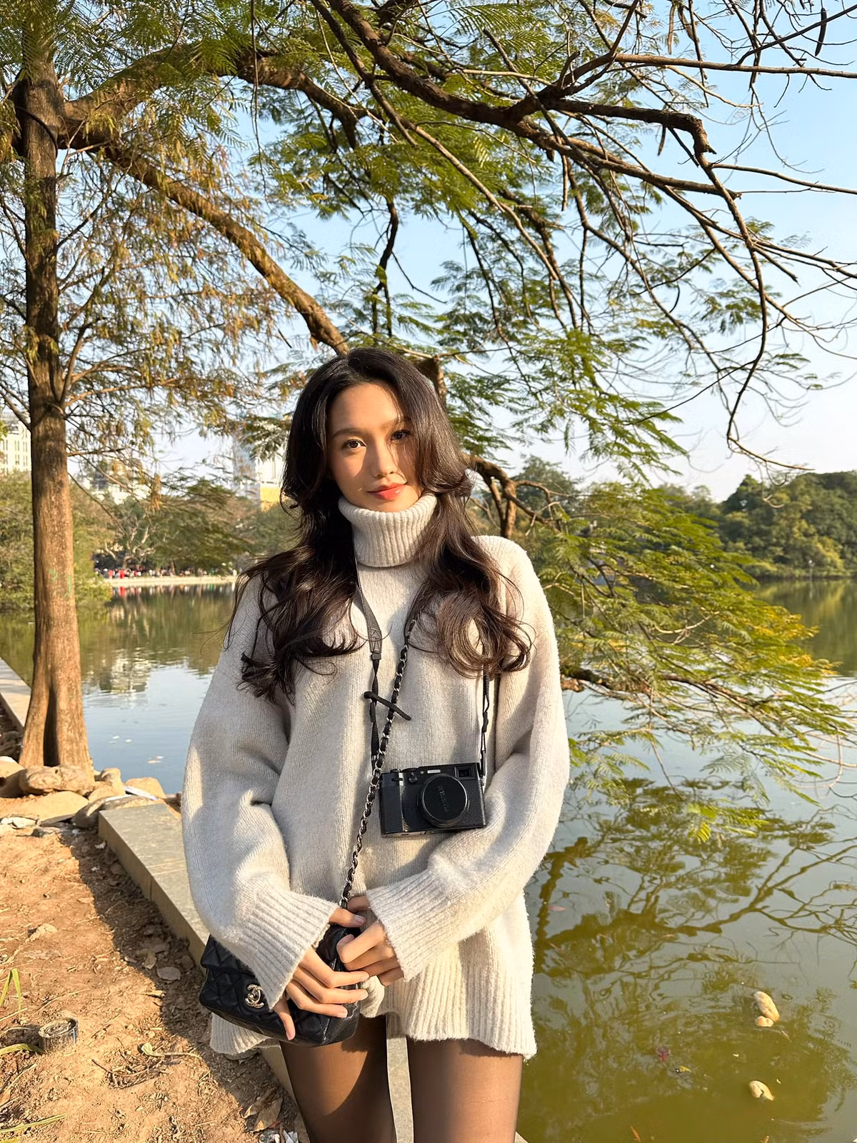 Người đẹp lập tức đáp ngay: "Thì em mặc kệ, ngồi yên và quan sát xem người yêu em có phản ứng như nào. Một là em có nửa kia tuyệt vời. Hai, em loại được một người kém cỏi ra khỏi cuộc sống của em. Cả hai trường hợp em đều là người có lợi, yên tâm".