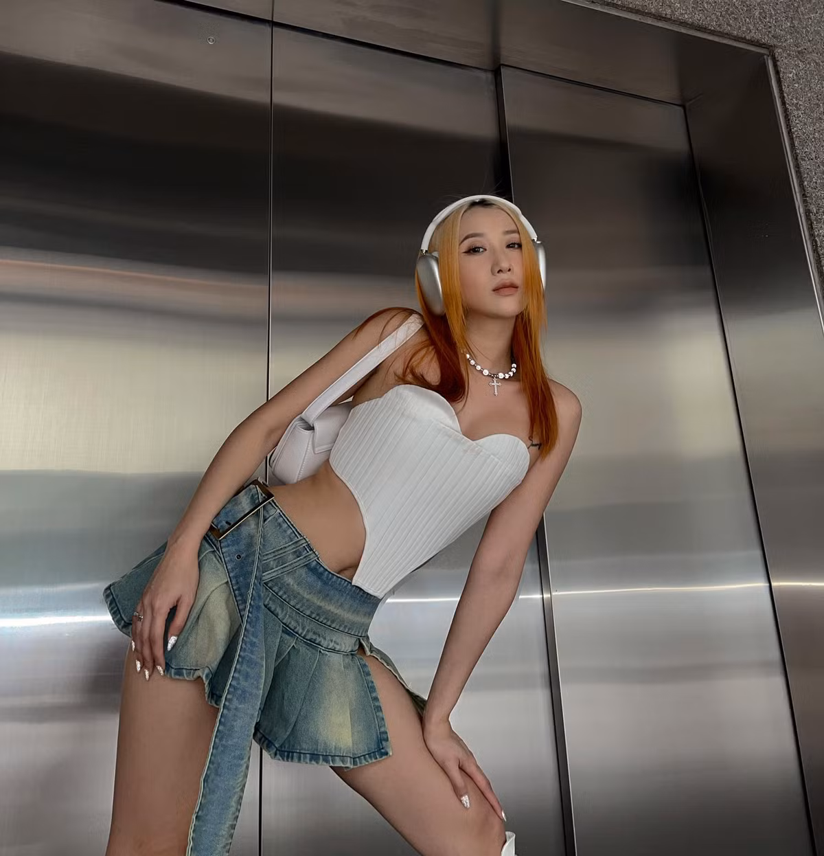 Trước khi tham gia "Người ấy là ai", Kiều Ly Phạm nổi tiếng là cựu hot girl Hà Thành và là một trong những cô chủ shop thời trang được đánh giá cao về gout ăn mặc.
