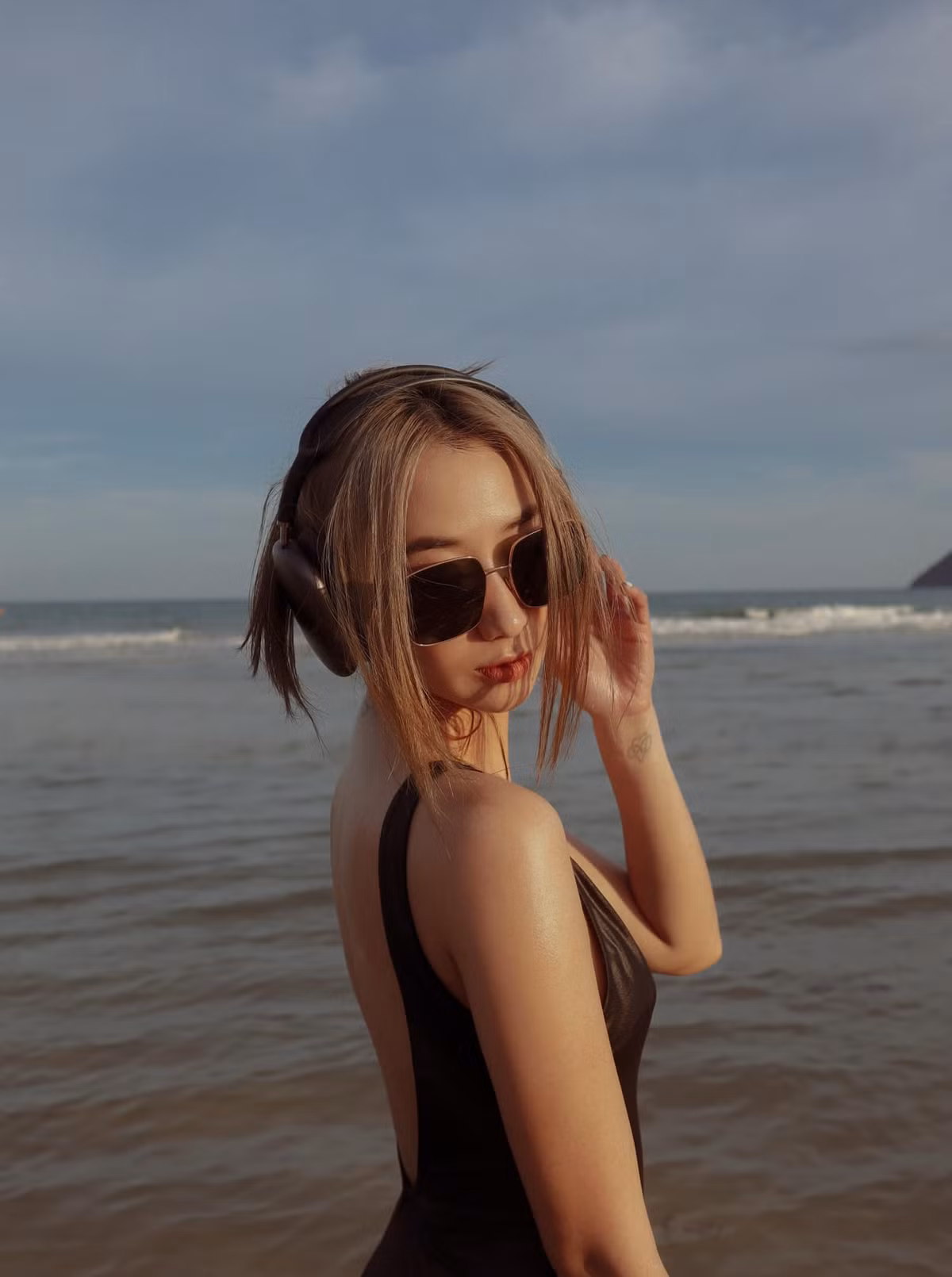 Đáng chú ý hơn cả là cặp đôi như bôi mật của cô nàng khiến nhiều người lác mắt.