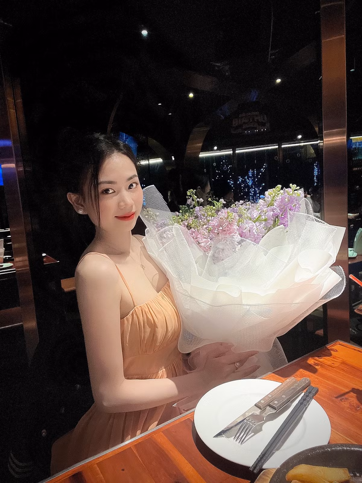 Hình ảnh cô giáo trẻ được chia sẻ trên một Fanpage lớn thu hút hàng nghìn lượt “thả tim” và bình luận quan tâm.