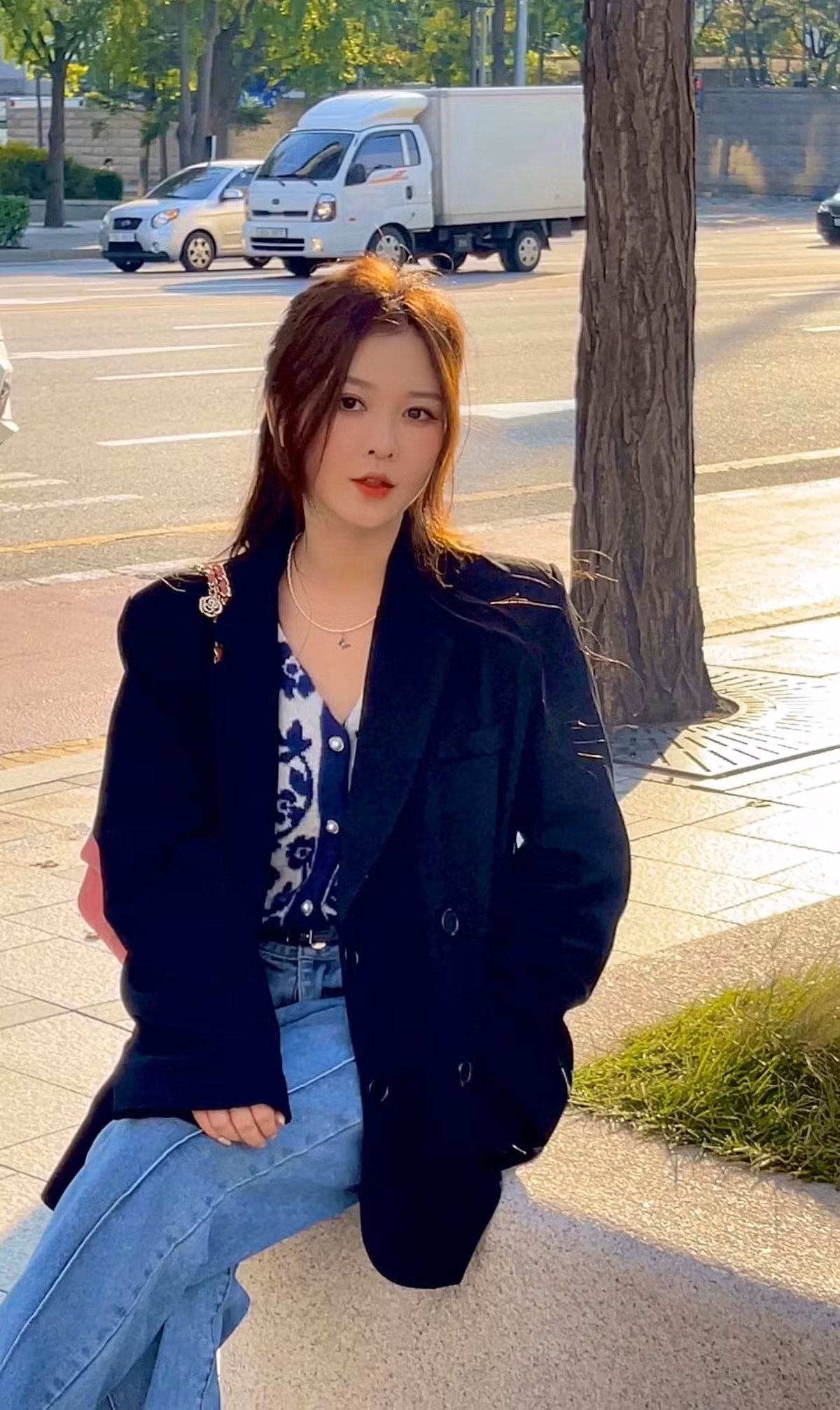 Ribi Sachi tên thật Thủy Nguyễn, cô sinh ra và lớn lên ở Pleiku, Gia Lai, là hot girl của “nhóm hài tỷ views” FAPTV.