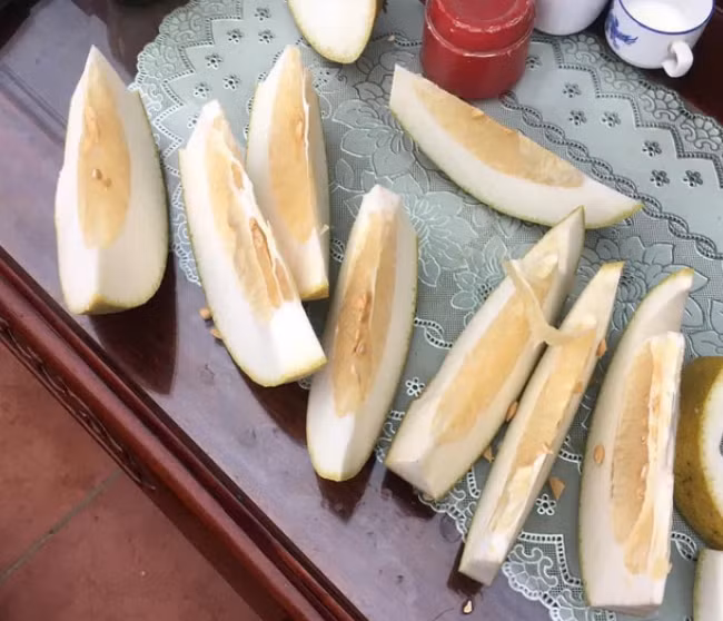 Có người cho rằng bổ như vậy để có thể... ăn được cả cùi. Cũng có người nói rằng đó là... điểm nhấn.