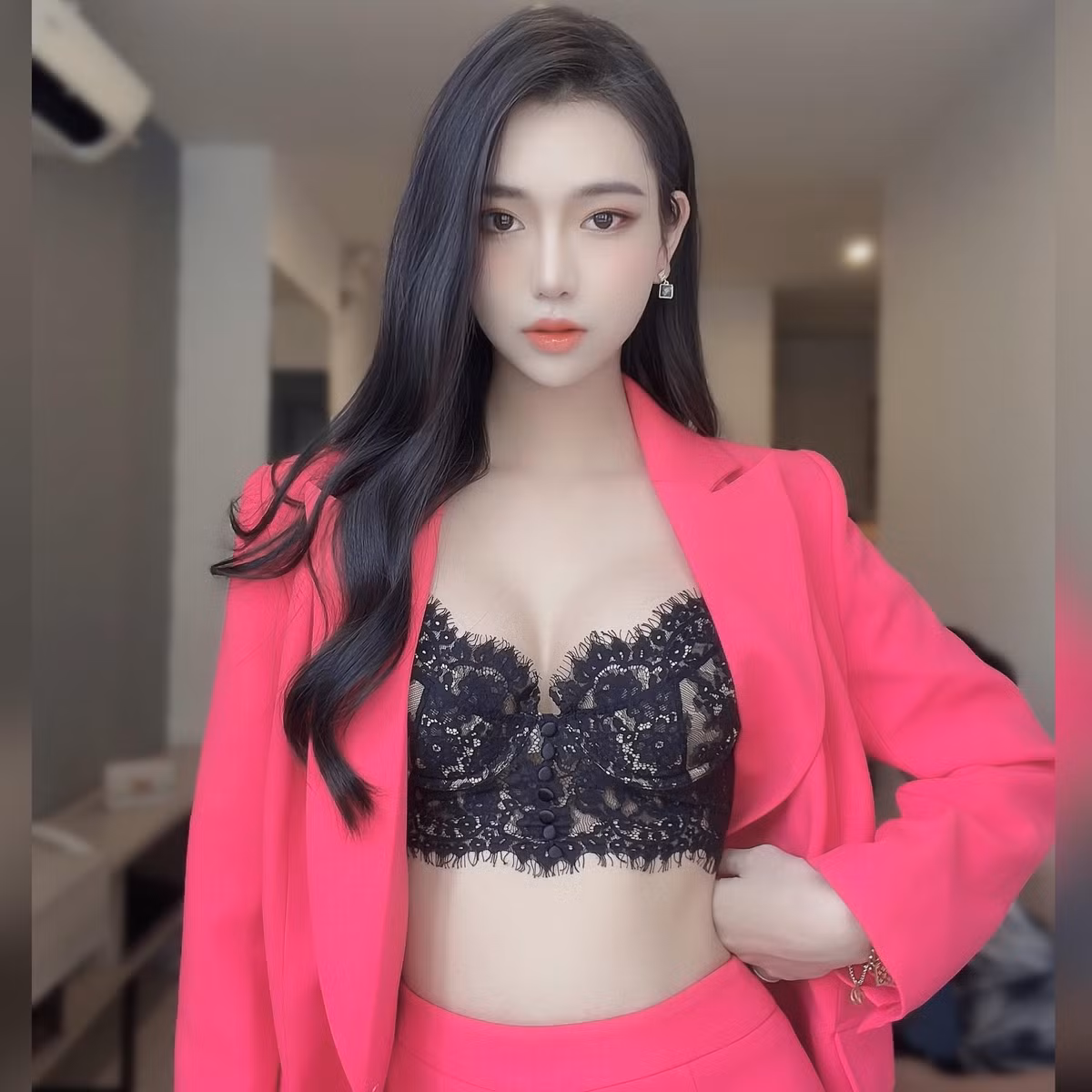 Vòng một bốc lửa của Hà Anh không thua kém các chị em đình đám trong giới showbiz. Ảnh: FBNV