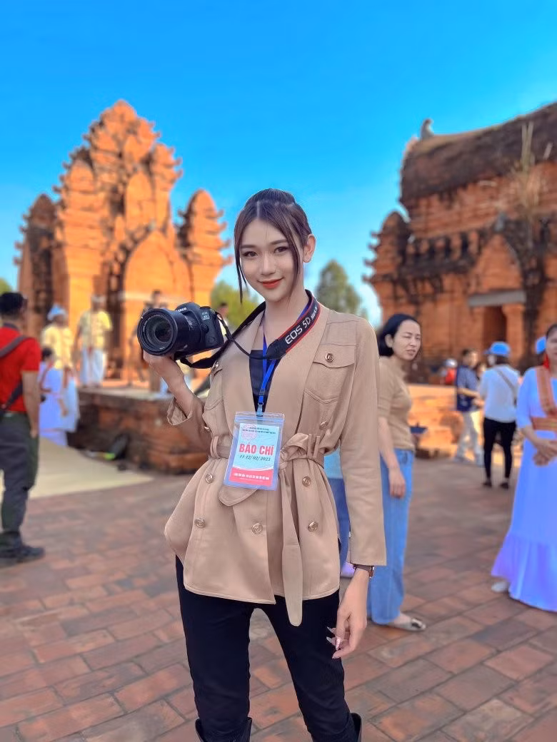 Nhan sắc ngọt ngào cùng thân hình chuẩn mẫu cũng là yếu tố tạo nên sức hút ở cô.