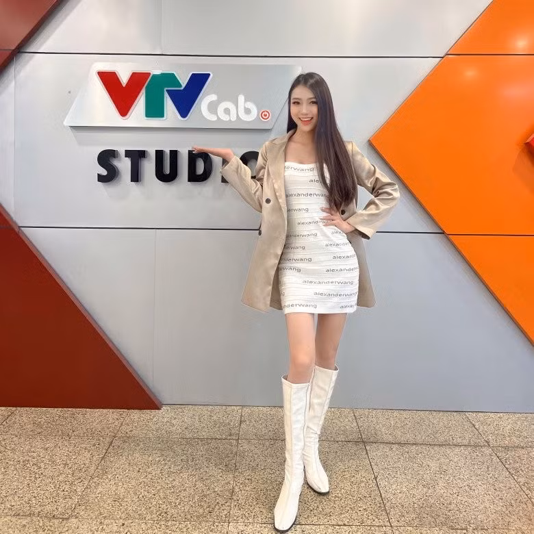 Nữ MC VTV là một biên tập viên đang công tác tại Đài truyền hình VTVcab. Giống như bao nàng MC/BTV khác, tính chất công việc đòi hỏi cao về ngoại hình, phong cách thời trang mà cô phải đáp ứng.