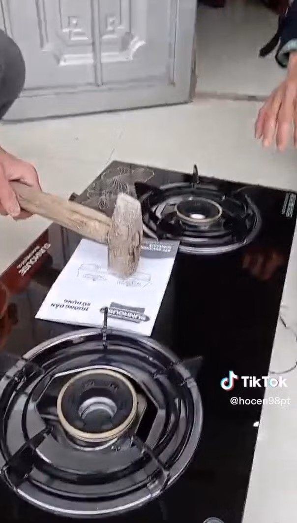 Điều đáng nói là, họ không kiểm tra "sương sương" xem giao đúng sản phẩm không mà lại lấy luôn cả búa để đập vào mặt kính cường lực trên bếp.