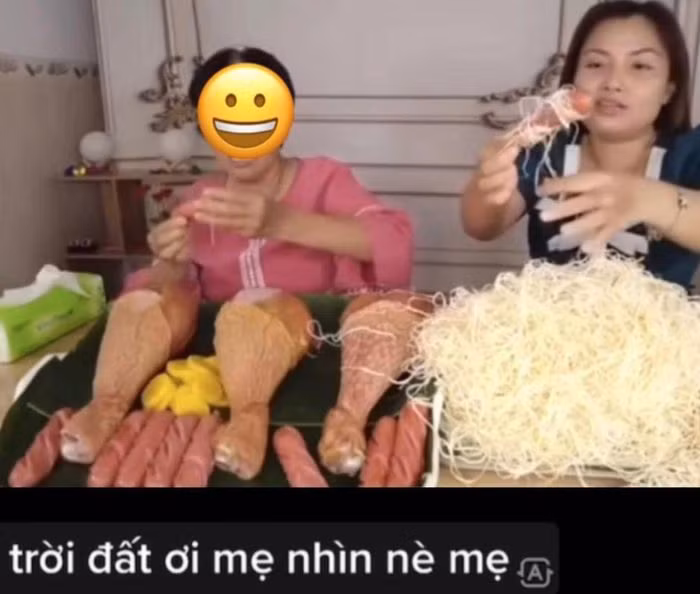 Trong video nữ Youtuber khiến netizen bức xúc khi có những phát ngôn đầy phản cảm trong lúc review món ăn.