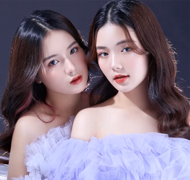 Nguyễn Thanh Nga - Nguyễn Thanh Hằng là cặp chị em sinh đôi nổi tiếng trên mạng xã hội. Cả hai đều được nhiều người biết đến từ khi còn học cấp 3.