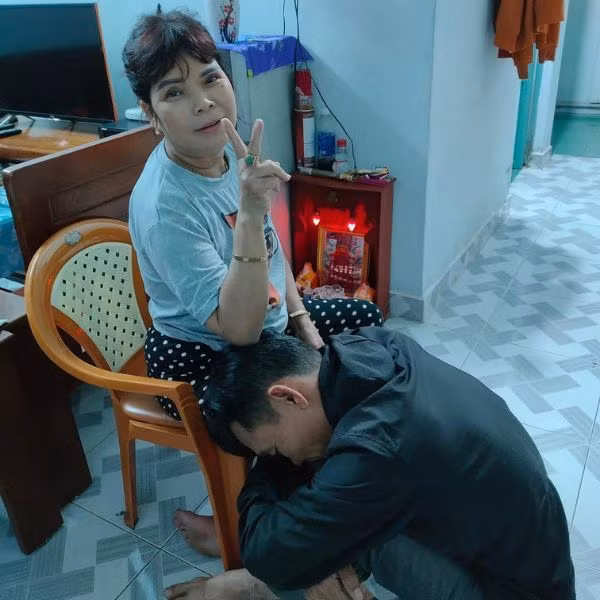 Thay vì trốn hay say xỉn làm khổ vợ con thì người chồng này lại ôm chân vợ, ngồi tâm sự, nhõng nhẽo cả buổi không buông.