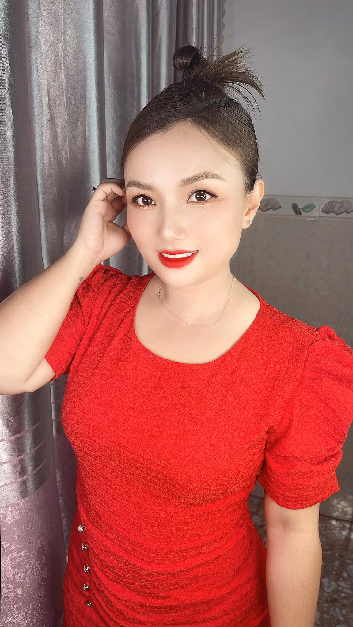 Dưới phần bình luận mỗi bài đăng gần đây, hiện tượng mạng sinh năm 1985 nhận được rất nhiều phản hồi tích cực từ fan hâm mộ. Ảnh: FBNV