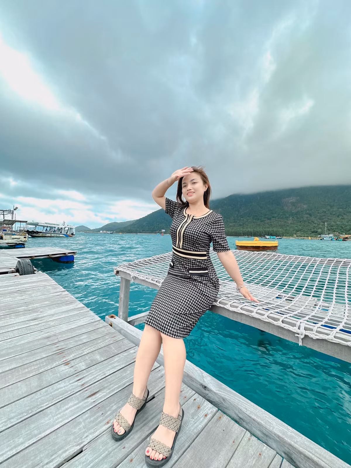 Theo đó thời gian gần đây nữ Youtuber thường lựa chọn trang phục công sở để tôn lên vẻ đẹp mặn mà.