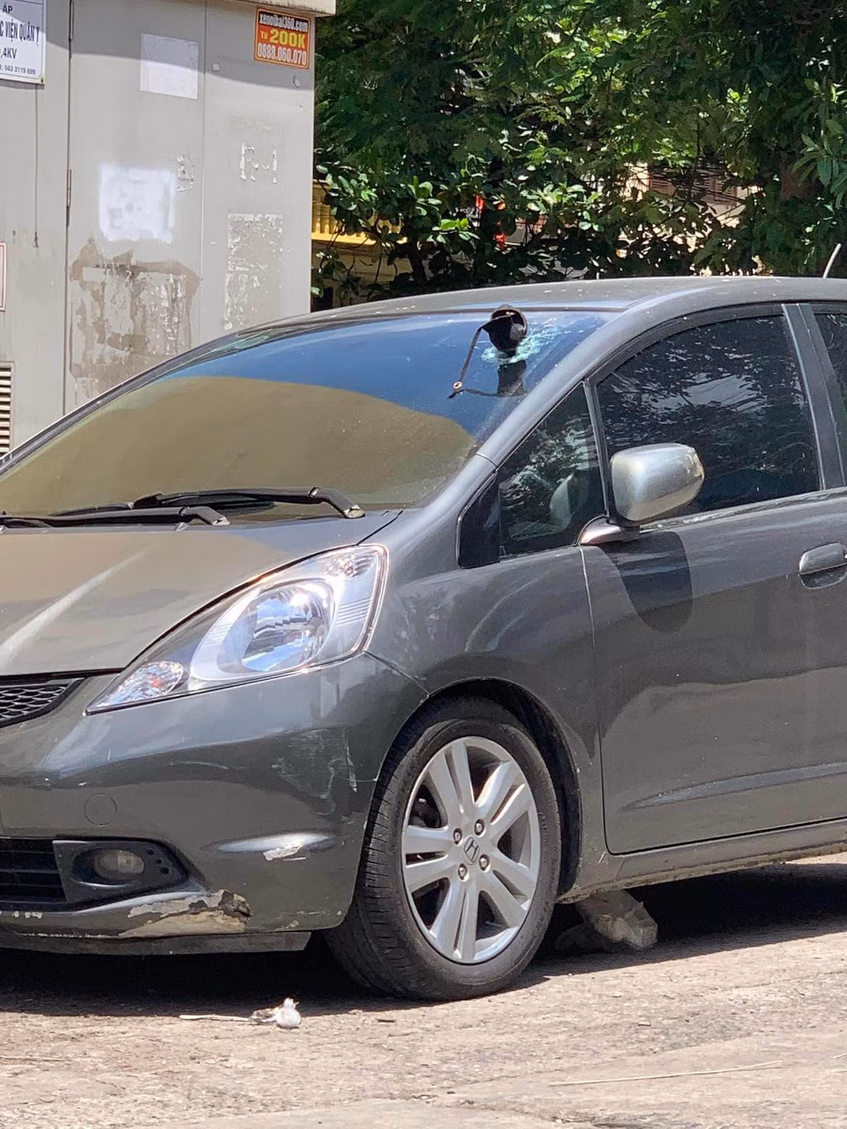 Cách đây khá lâu trên MXH từng xuất hiện trường hợp đỗ xe dưới chung cư và nhận hậu quả kính vỡ nát chỉ vì đôi guốc từ đâu rơi trúng.