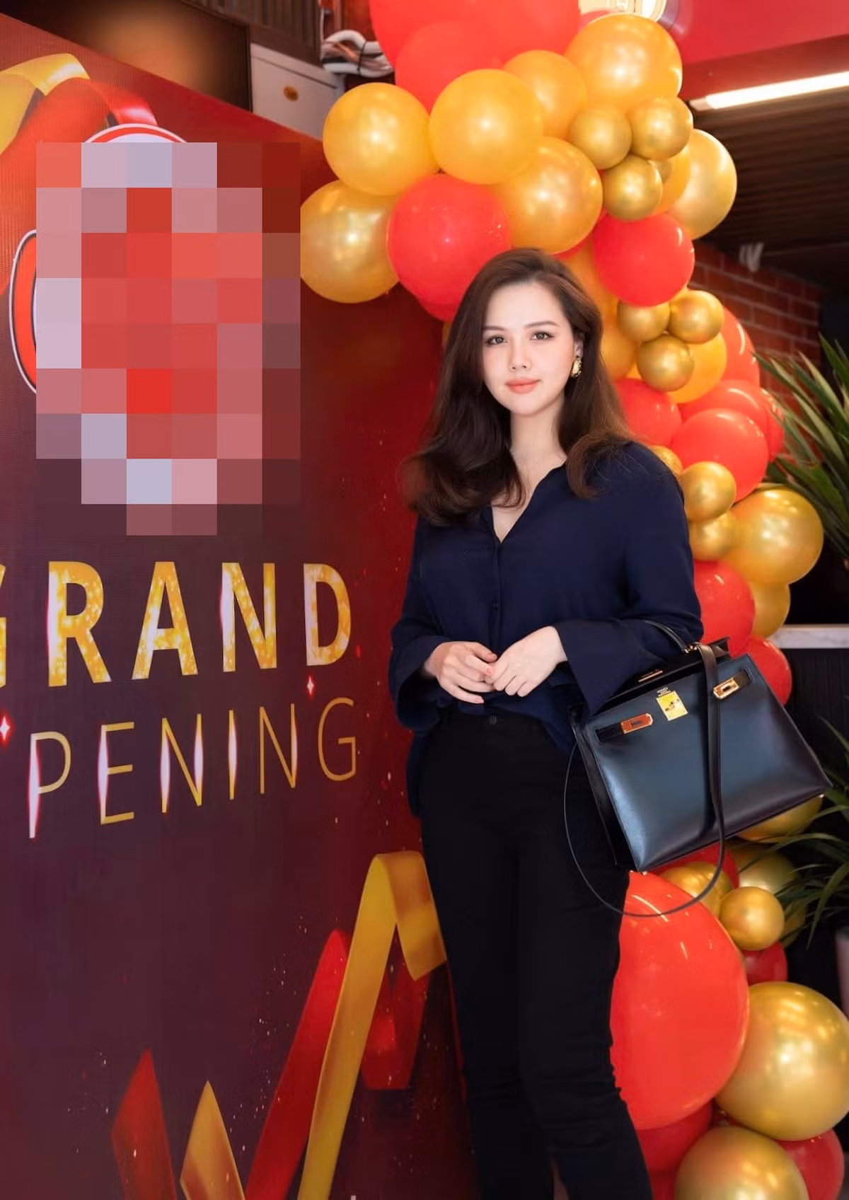Mới nhất trên trang cá nhân, cô khoe loạt ảnh khi được người khác chụp. Trong hình, Phanh Lee diện bộ đồ đen đơn giản, tóc xõa, trang điểm nhẹ nhàng cùng đọ sắc bên hội bạn thân Huyền Lizzie, Lã Thanh Huyền,...