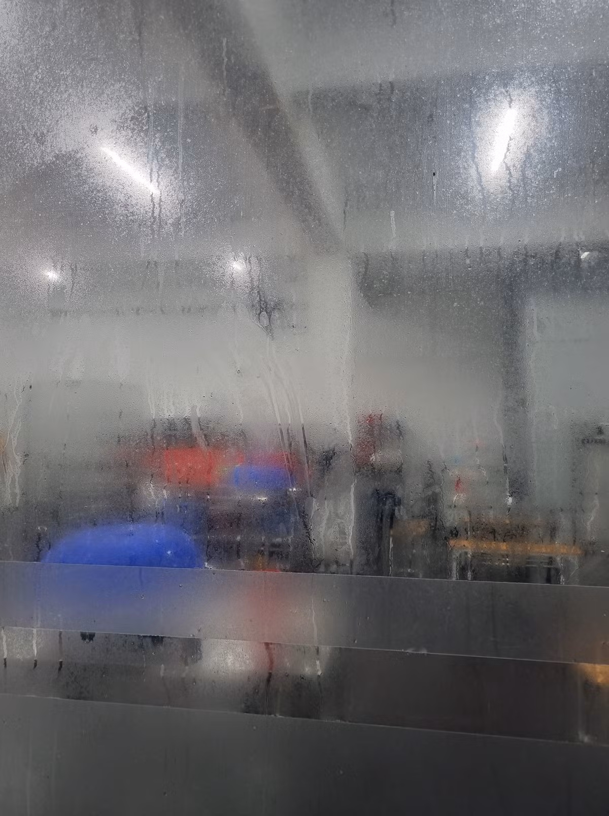 Một số kinh nghiệm để ứng phó với hiện tượng thời tiết nồm ẩm như Luôn đóng kín cửa nhà khi thời tiết nồm ẩm, mưa nhiều. Bật điều hoà không khí ở chế độ hong khô không khí. Lau nền ướt bằng giẻ khô,...Ảnh: Tổng hợp Facebook