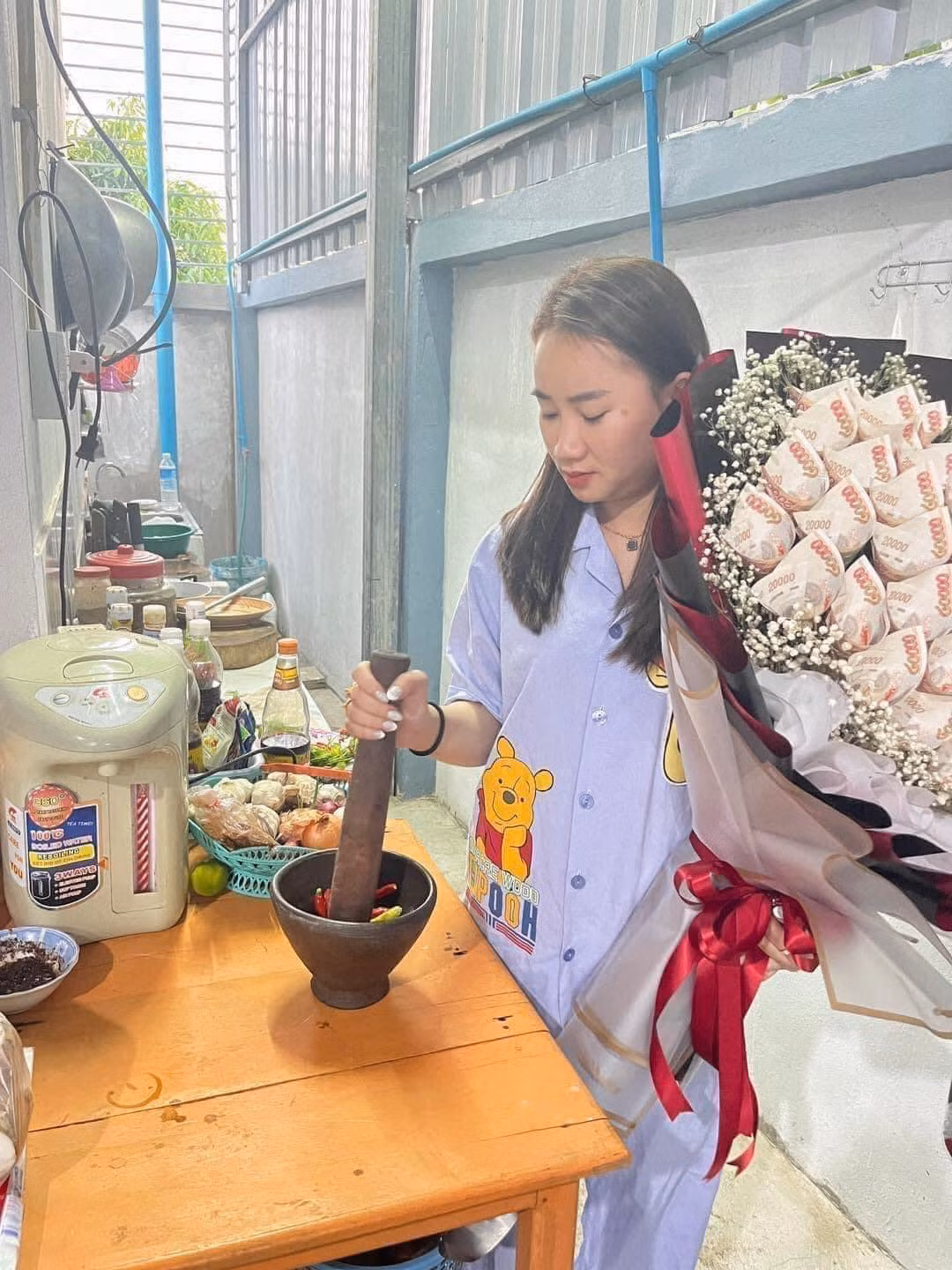 Được biết đây là bức ảnh của một cô gái người Lào. Hình ảnh được cô gái đăng tải trên trang cá nhân. Cô gái cũng cho biết thêm trước đây bản thân chưa từng được ai tặng hoa như vậy. Ảnh: Chửi Thuê