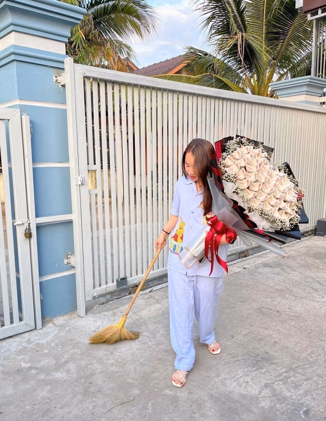 Không chỉ được tặng bó hoa đồng tiền, có cô gái còn được tặng quà Valentine là gấu bông vô cùng đáng yêu, xinh xắn. Ảnh: Chửi Thuê