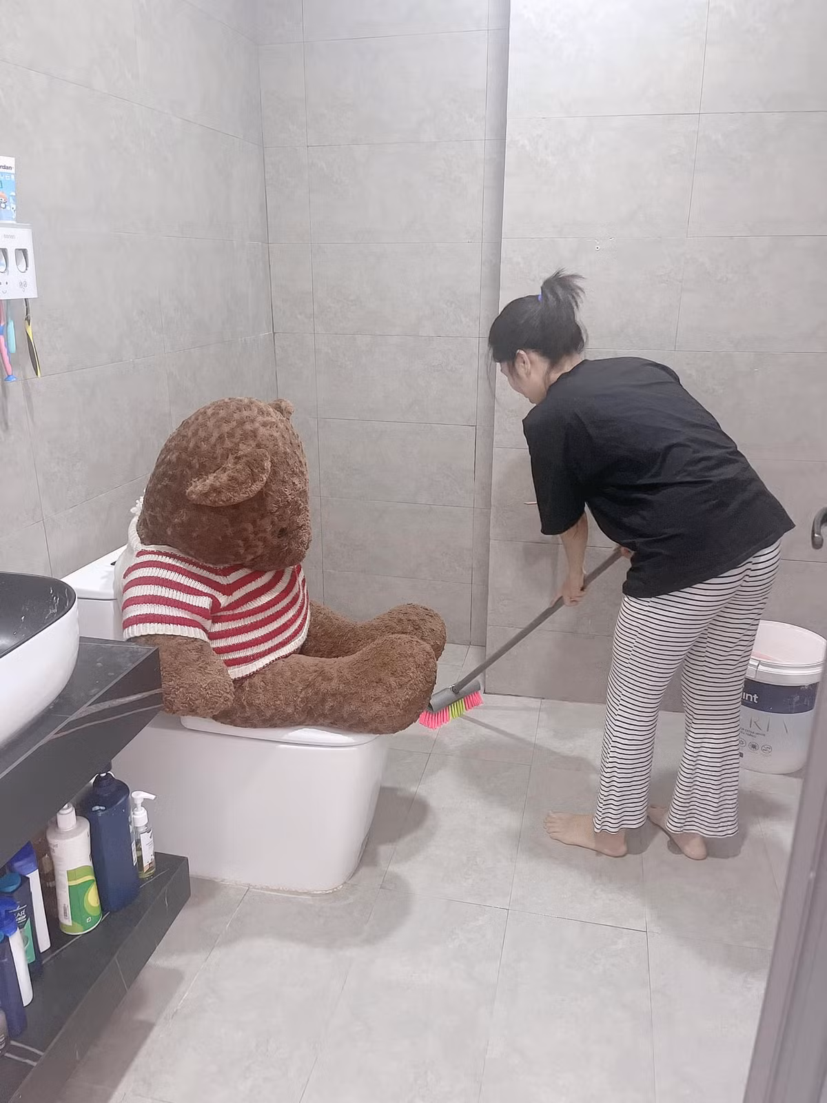 Không riêng gì cô gái được tặng hoa, một cô nàng khác cũng nhận được quà Valentine là chú gấu bông "siêu to khổng lồ". Ảnh: Tạ Thị Thuỳ Vân