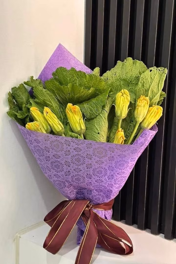 Có chàng trai còn gói hẳn một con gà sống làm quà Valentine cho bạn gái, dù hơi thực tế song đây là món quà được nhiều chị em yêu thích.