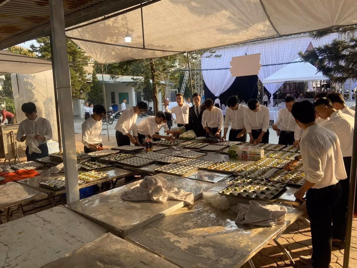 Thật chẳng biết cô dâu này là ai mà lại tốt số cưới được chồng giàu có đến như vậy. Cô ấy đã chính thức gia nhập các hội các nàng dâu được cả cộng đồng mạng quan tâm vì có cỗ cưới quá ngon, quá cầu kỳ và quá đắt đỏ. Ảnh: Nguyễn Nam