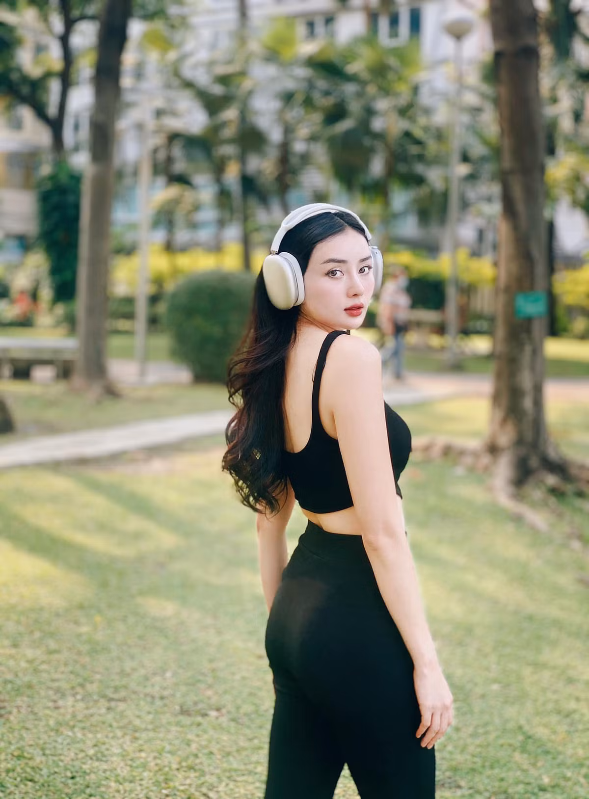 Người đẹp 9X khẳng định cuộc sống làm dâu ở Thái Lan của cô rất sung sướng, vì nhà chồng cô “siêu rộng”.