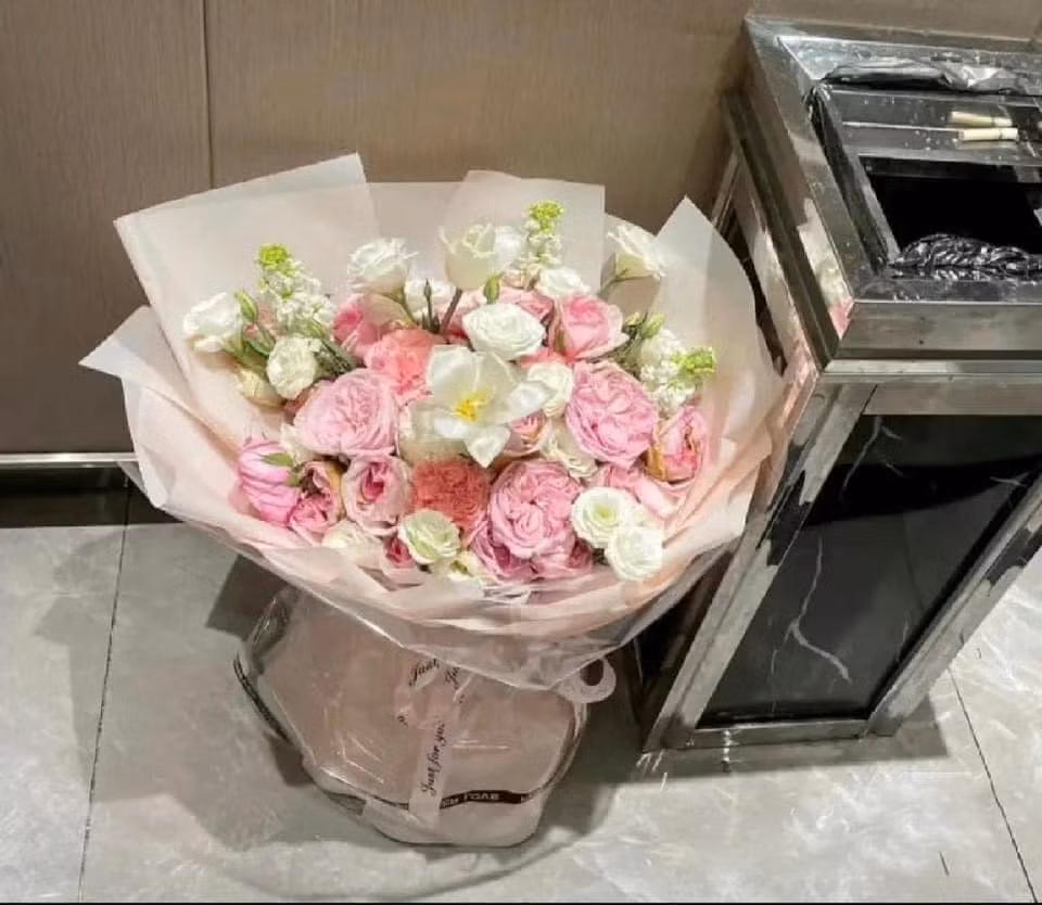 Những bó hoa Valentine vô cùng xinh đẹp nhưng lại bị chủ nhân của nó thẳng tay để vào thùng rác là cảnh tượng thường thấy vào mỗi dịp hậu Valentine.
