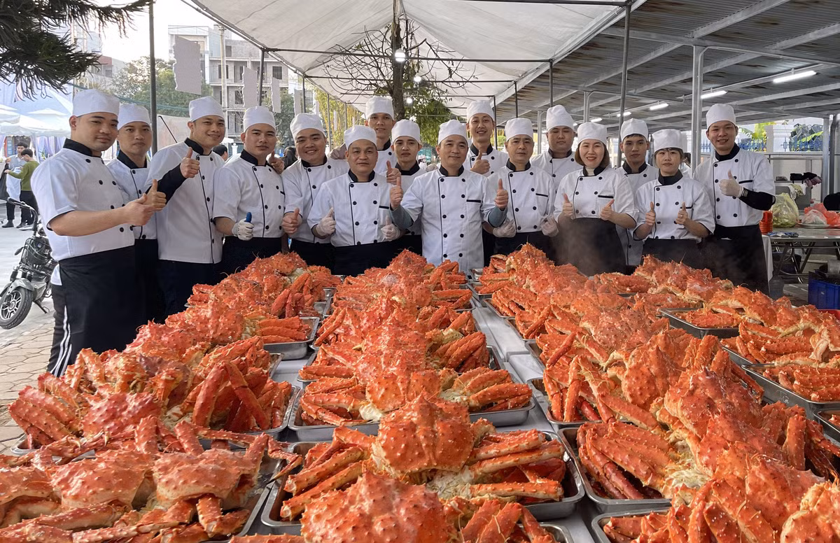 Hàng trăm nhân viên phục vụ, đầu bếp đang tất bật chuẩn bị cỗ đãi khách là những con cua hoàng đế và bào ngư Hàn Quốc. Các đĩa thức ăn được bày trên bàn khiến ai nấy đều trầm trồ. Ảnh: Vietnamnet