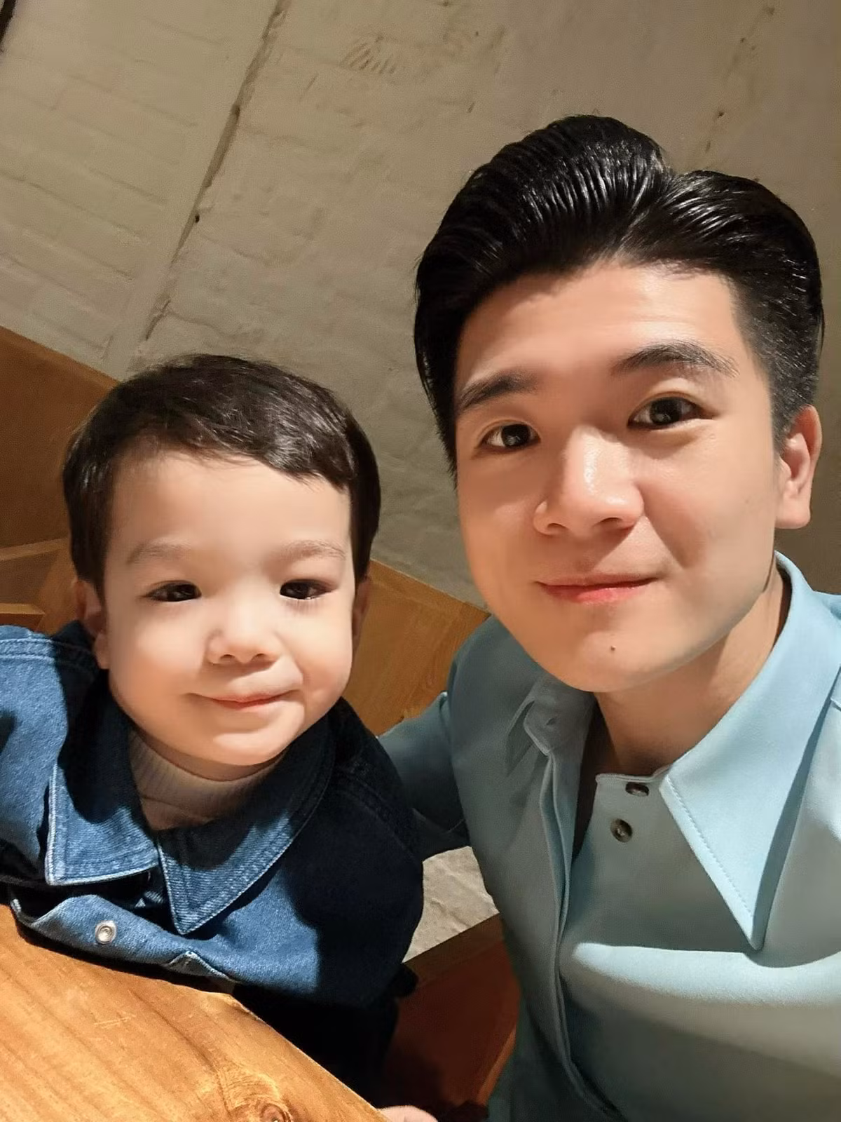 Áo sơ mi kết hợp vest và đi giày tây là trang phục thường ngày mỗi khi đi làm của Quang Vinh luôn khiến nhiều người chú ý.