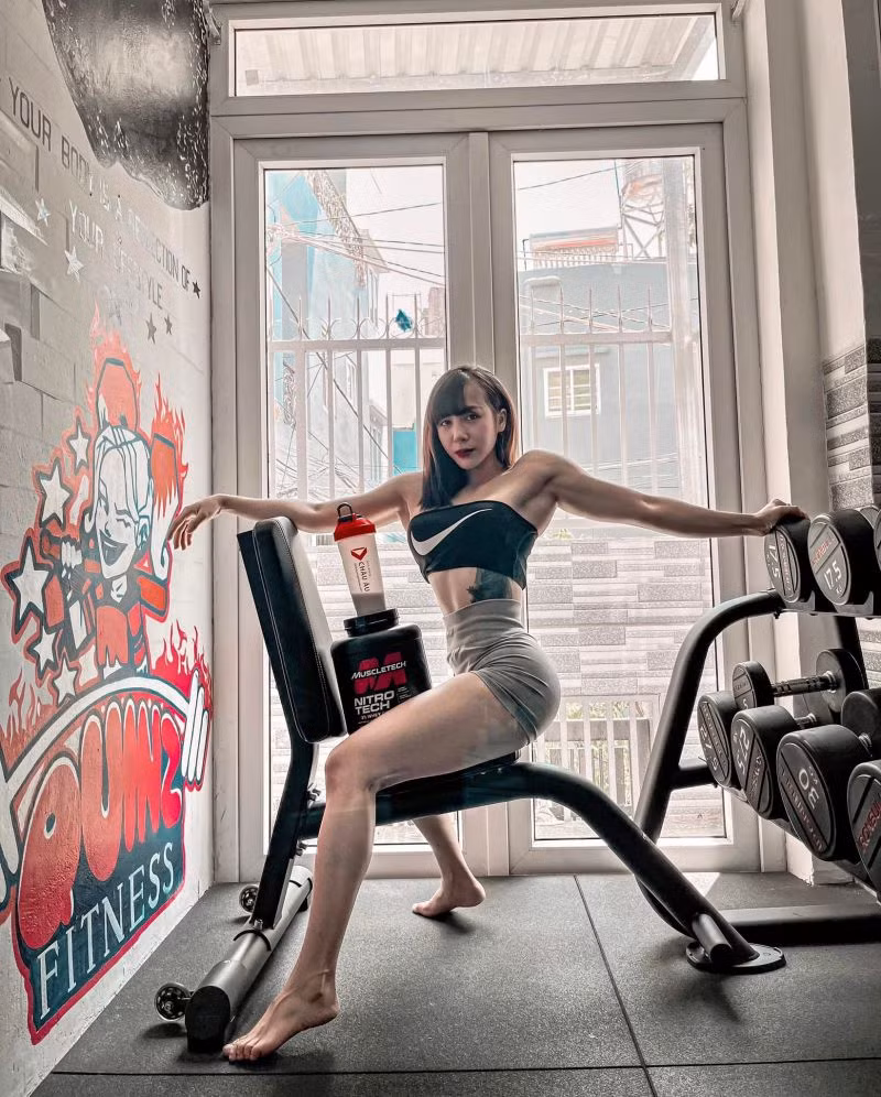 Hot girl Nguyên Thi là gương mặt quen thuộc với cộng đồng người yêu gym. Bởi ngoài tập luyện, cô còn tham gia thi đấu hình thể và đạt được những giải thưởng quan trọng.