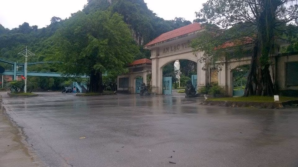 Nghĩa trang An Lạc Viên nước cũng đã rút hết.