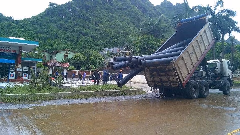 Những ống hút dầu được vận chuyển đến.