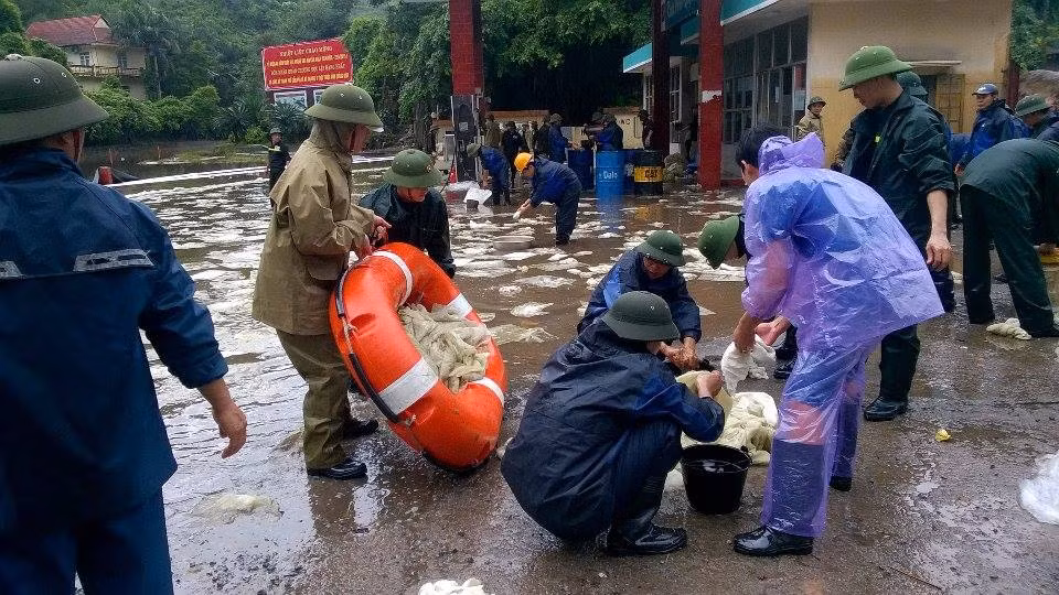Họ dùng tay vắt xăng dầu tràn vào những xô chậu hoàn toàn thủ công.
