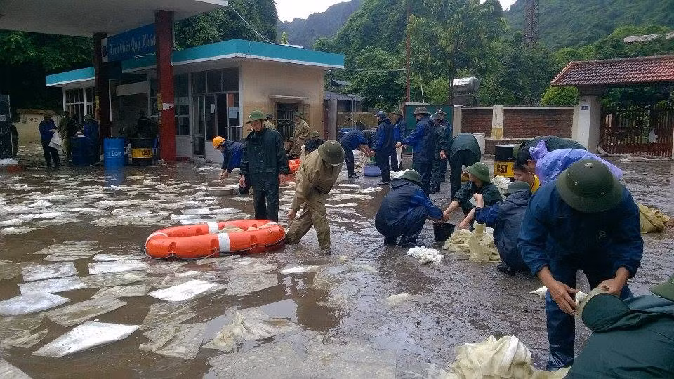 Dù huy động nhiều người nhưng vẫn khó khăn trong khi khắc phục sự cố.