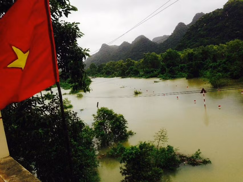 Thiếu tá Hoàng Thanh Hải - Đồn phó Đồn biên phòng 54, người trực tiếp chỉ huy lo chống mưa lũ ở đây, cho biết: "Ngay đầu làng, trạm y tế của xã và trụ sở tổ biên phòng cũng bị nước lũ tràn vào ngang nhà. Những mái nhà trong thôn bắt đầu bị lũ tấn công trong thoáng chốc. Trời tiếp tục mưa. Đến tối, mưa trắng đồng. Toàn bộ đường giao thông trong xã bỗng chốc biến thành sông.