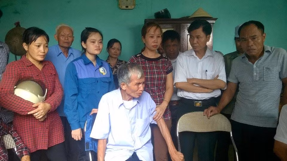 Hai Duong: Ca truong ben pha May chet duoi song Kinh Thay-Hinh-2