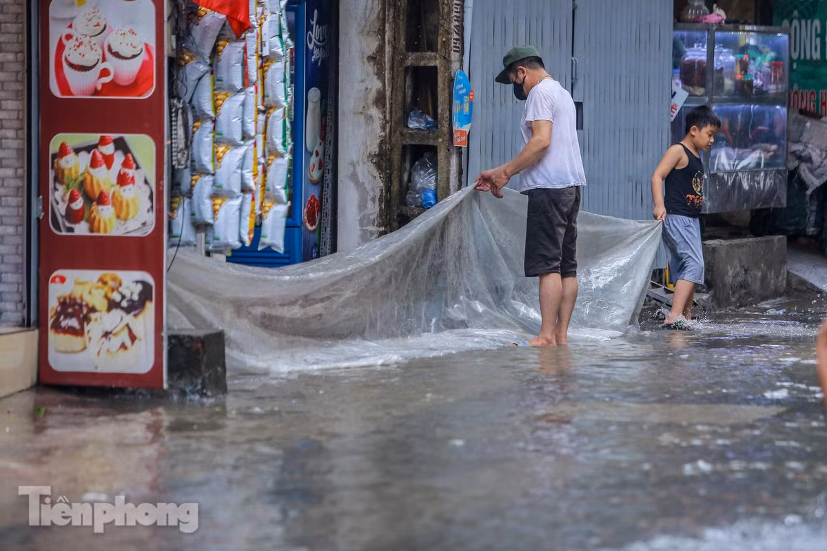 Dân căng bạt chặn dòng nước vào nhà. 