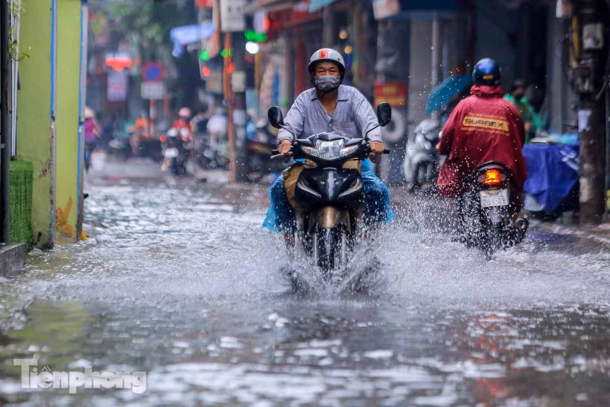 Xe máy cố gắng lao qua biển nước.