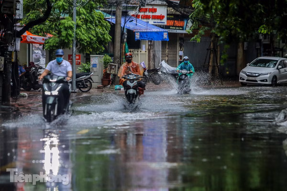 Phố Vương Thừa Vũ (quận Thanh Xuân) chịu cảnh tương tự, ngập thành sông sau những đợt mưa lớn kéo dài. Tại phố này lúc ngập sâu nhất khoảng 50-60cm. 