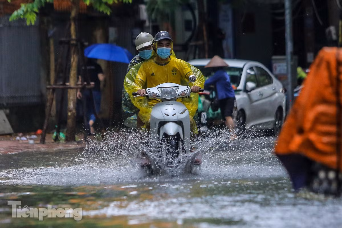 Theo Trung tâm dự báo khí tượng thủy văn quốc gia, do ảnh hưởng của hoàn lưu phía Tây áp thấp nhiệt đới nên từ đêm 22/7 đến 24/7, khu vực Bắc Bộ có mưa vừa, mưa to, có nơi mưa rất to và giông. 