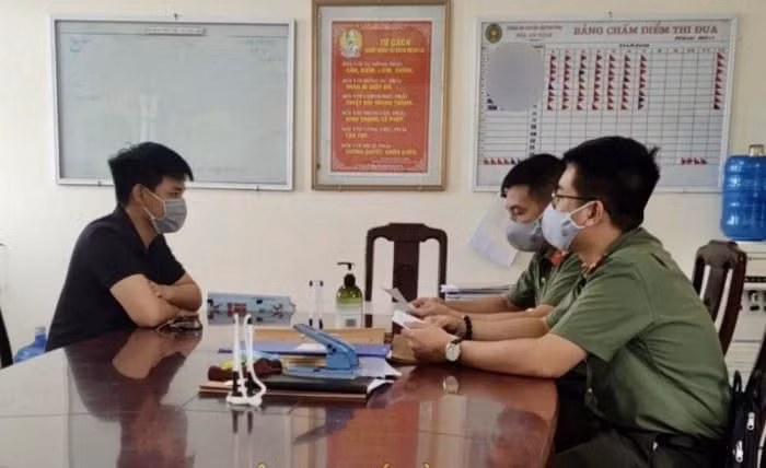  Nam thanh niên xúc phạm lực lượng Công an: Ngày 29/7, Công an huyện Quỳnh Phụ, Thái Bình cho biết đã xử phạt Nguyễn Văn Hai (SN 1999, trú tại xã Quỳnh Hội, huyện Quỳnh Phụ) có hành vi bình luận sai sự thật, xuyên tạc, vu khống, xúc phạm uy tín của công an trên mạng xã hội. Theo đó, Hai bị phạt 7,5 triệu đồng về hành vi này. 