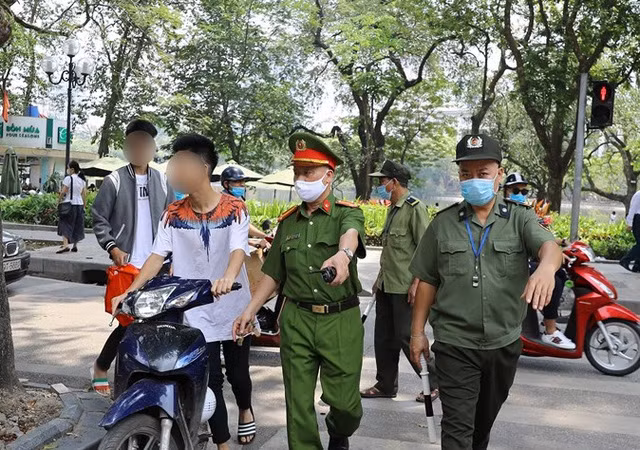 2 ngay gian cach xa hoi, Ha Noi xu phat gan 700 trieu dong