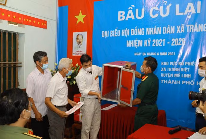  Khởi tố cựu Chủ tịch HĐND xã Tráng Việt: Ngày 22/7, Công an TP Hà Nội đã ra quyết định khởi tố bị can đối với ông Nguyễn Xuân Hùng (SN 1970) cựu Chủ tịch HĐND xã Tráng Việt, huyện Mê Linh do liên quan tới sai phạm trong kỳ bầu cử vừa qua. 
