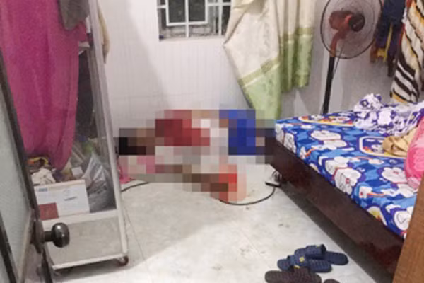  Vợ đoạt mạng chồng trong phòng ngủ: Ngày 6/3/2020, con trai ông Luyện Văn Ánh (52 tuổi, trú huyện Châu Đức, Bà Rịa - Vũng Tàu) nghe tiếng động phát ra từ phòng ngủ của bố mẹ. Nhìn qua khe cửa, người con tử vong với viết thương trên ngực. Một cán bộ điều tra cho biết, nguyên nhân án mạng có thể do người vợ lên cơn bệnh dùng dao đâm chết chồng. 