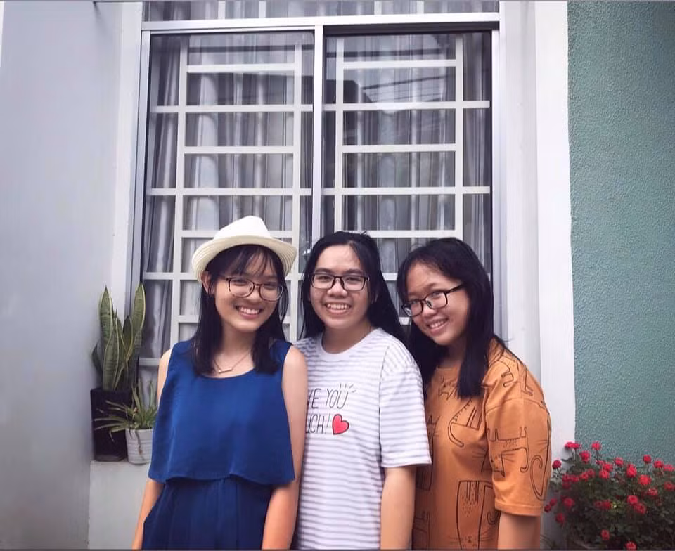 Cô gái cho biết bản thân có niềm yêu thích nghệ thuật từ khi còn nhỏ, mong muốn theo đuổi các ngành nghề liên quan đến lĩnh vực nghệ thuật. Để tích lũy kinh nghiệm và thỏa mãn đam mê của bản thân, những năm tháng học sinh, Nghi tham gia nhiều các cuộc thi về nghệ thuật như chụp ảnh hay thiết kế thời trang.