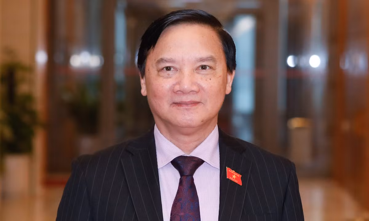 Phó Chủ tịch Quốc hội Nguyễn Khắc Định, sinh ngày 3/1/1964, quê ở Thái Bình. Trình độ: Tiến sĩ Luật học. Chức vụ: Ủy viên Trung ương Đảng khóa XII, XIII; Đại biểu Quốc hội khóa XIV, XV. 