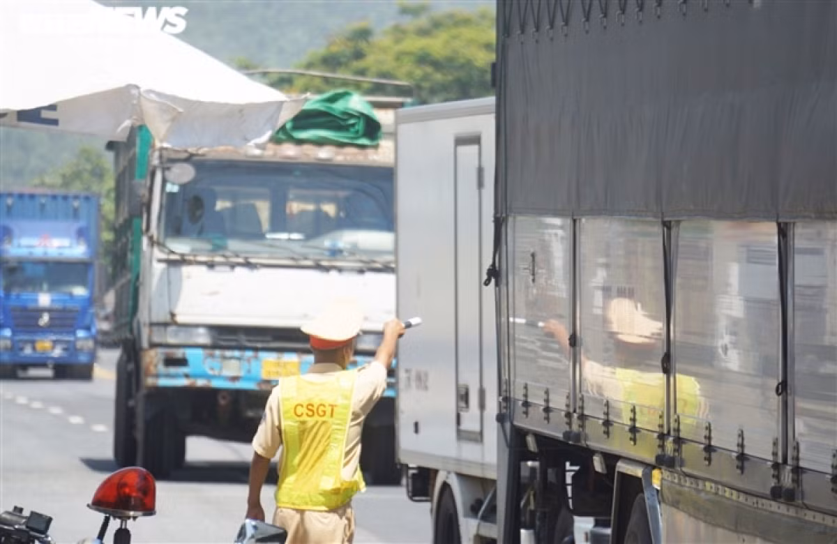 Trao tai xe de dua xe hang tu TP.HCM qua chot kiem soat vao Da Nang