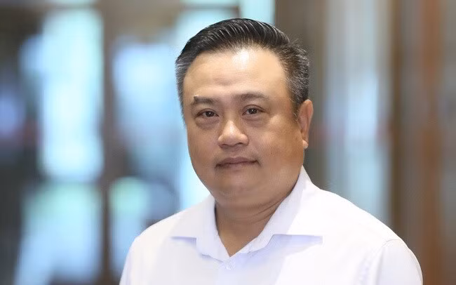 Ông Trần Sỹ Thanh sinh ngày 16/3/1971, quê quán tại xã Thanh Giang, huyện Thanh Chương, tỉnh Nghệ An. Ông sinh ra và học hết phổ thông tại Nam Định. Ông có trình độ học vấn Thạc sĩ kinh tế, có trình độ chính trị Cao cấp lý luận chính trị. Ông có trình độ chuyên môn là Đại học Tài chính - Kế toán.